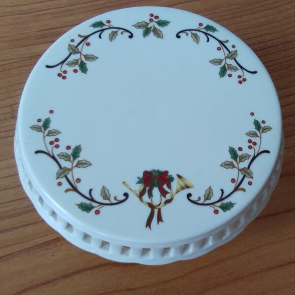 Mikasa 'Holiday Lace' Christmas Porcelain Cake Plate With Delicate Holly Design - Picture 6 of 11